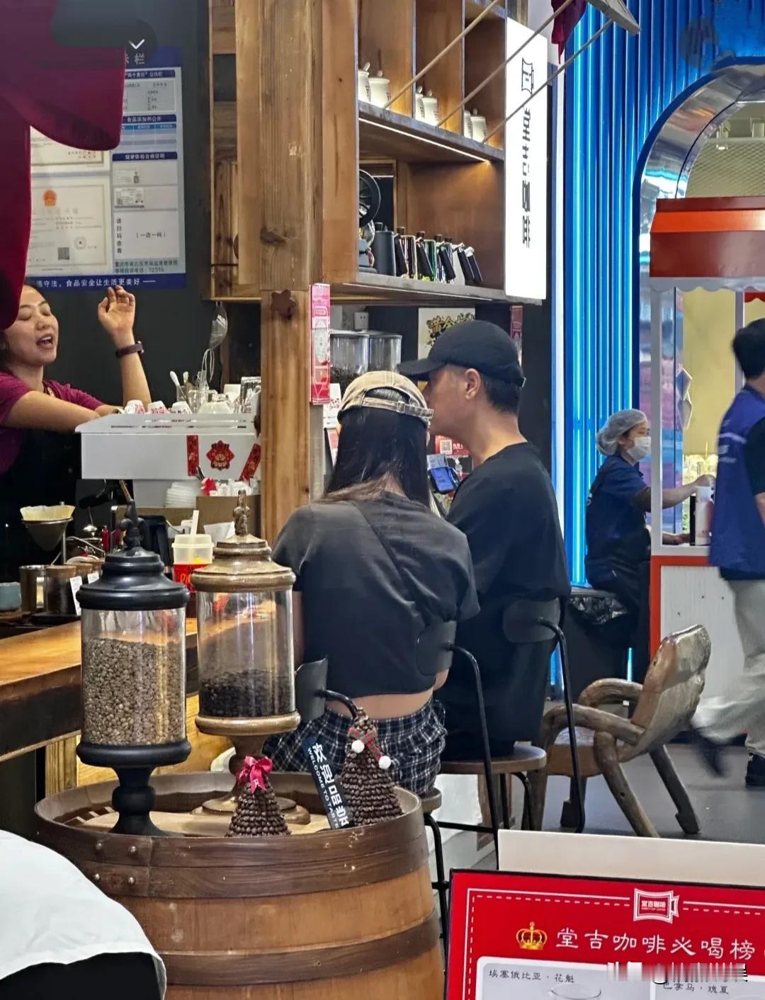 任重和孙骁骁，现身重庆的一间咖啡前，俩口子松弛感十足，想必婚姻也很幸福吧！任重