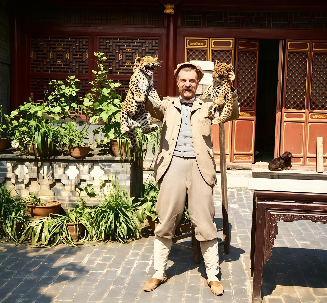 这是晚清法国外交官方苏雅一手一只高高拎起幼小的豹子向镜头前展示。一只小豹子在挣扎