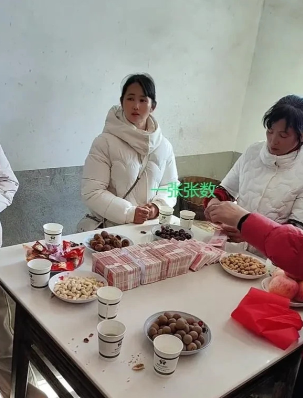 江西彩礼38万，卖女数钱新娘那边，一家子人围一块儿，一张张数着钱，非常严肃认