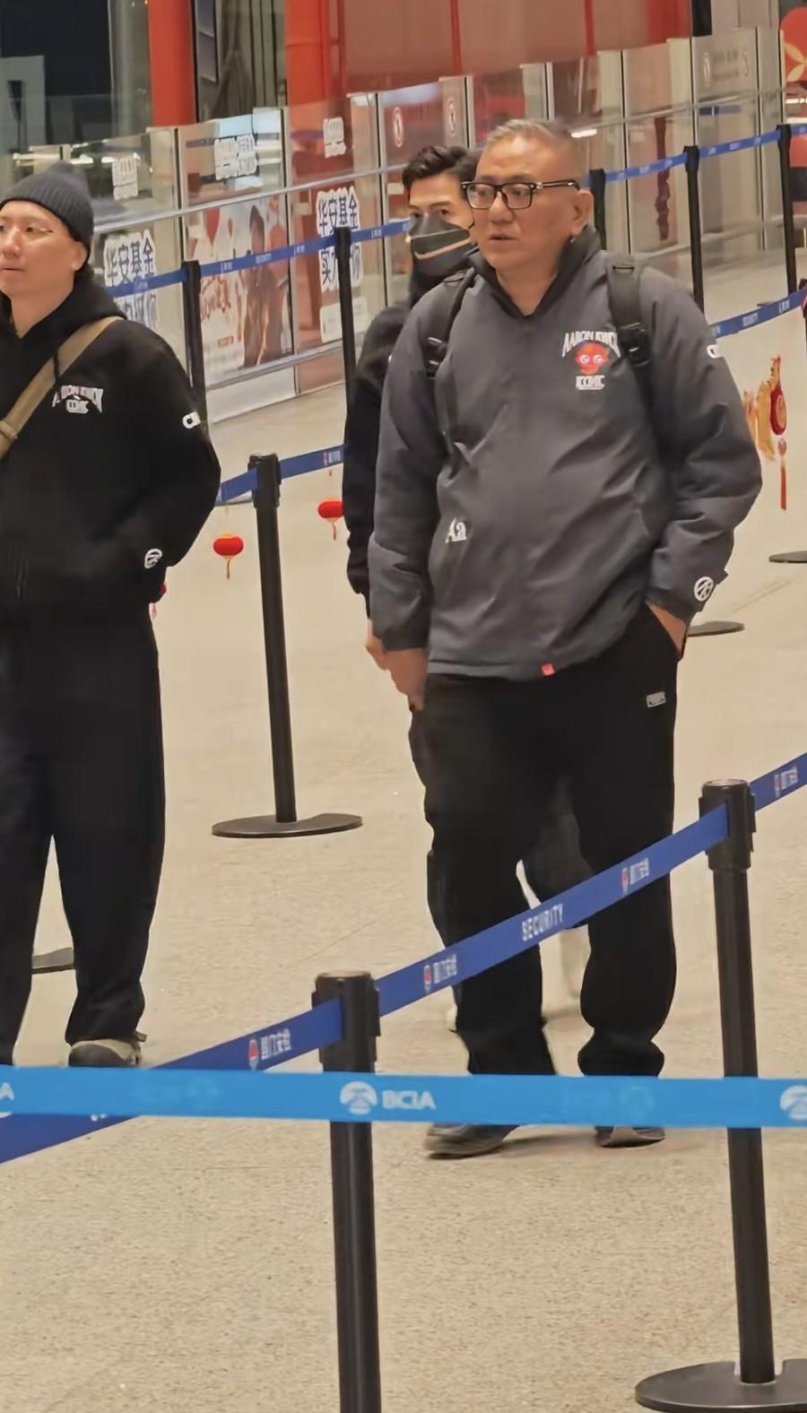 郭富城好低调，春晚表演后，独自去机场坐飞机回家陪老婆孩子！近日，有网友在北京