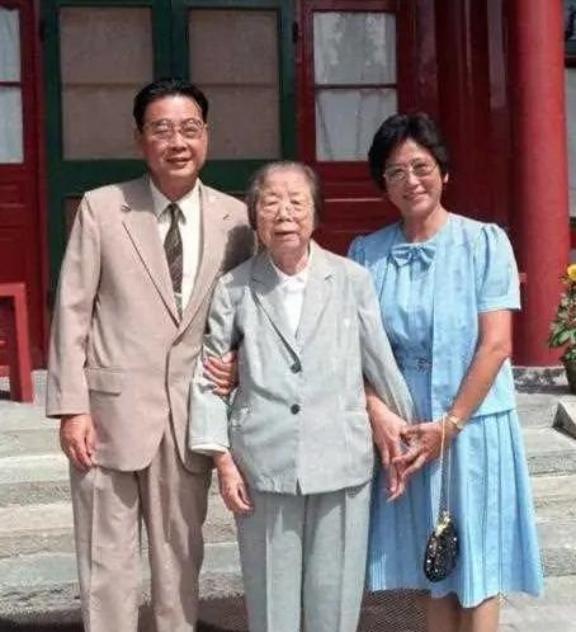 1992年7月，邓颖超因病离世，谁知，邓颖超留下的最后一句话竟是“李鹏”二字，这