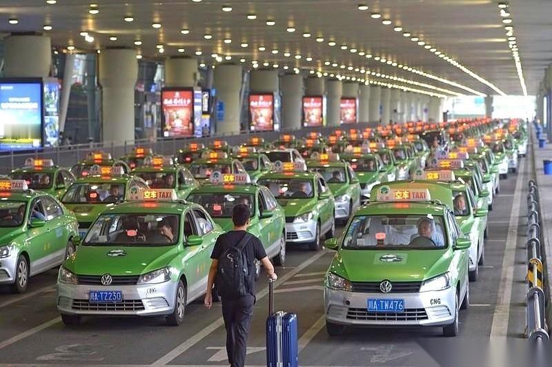 夫妻俩，一辆车，一年干了20万。我第一次听到这个数的时候，脑子里“嗡”一下。