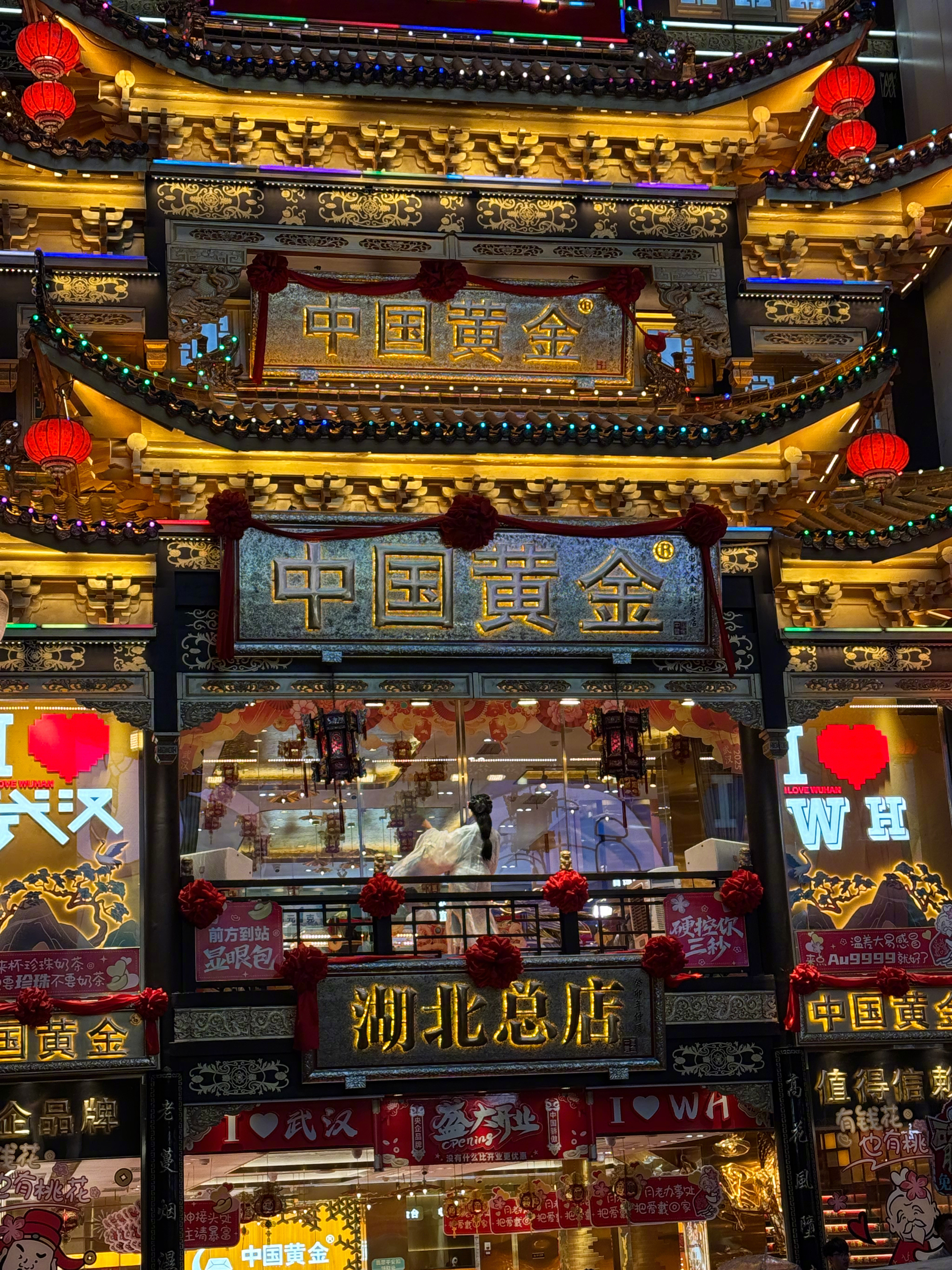 注意：武汉江汉路，吃面包骗局！江汉路步行街很好玩，但出现了一批：挑战吃面包的骗子