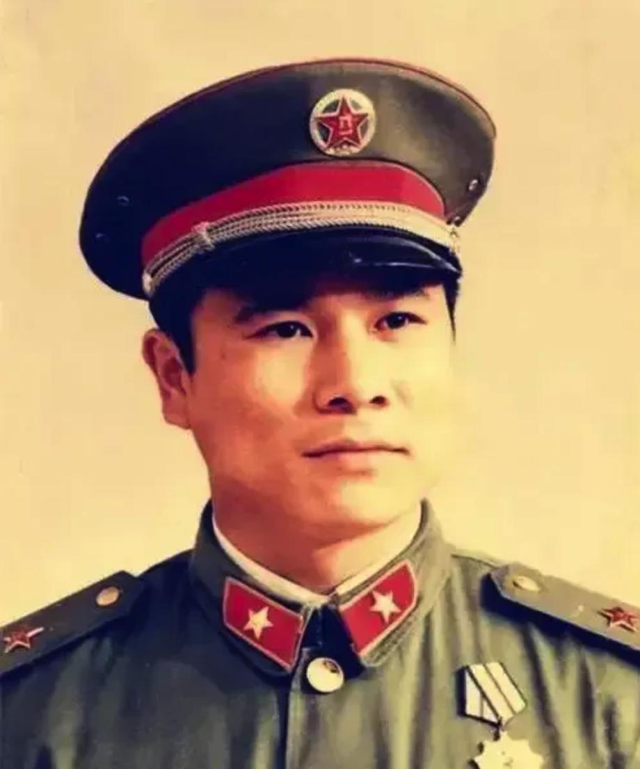1979年，我军遭到越军伏击，越军企图趁乱混入我军搞破坏，这时，黄招强临时想了一