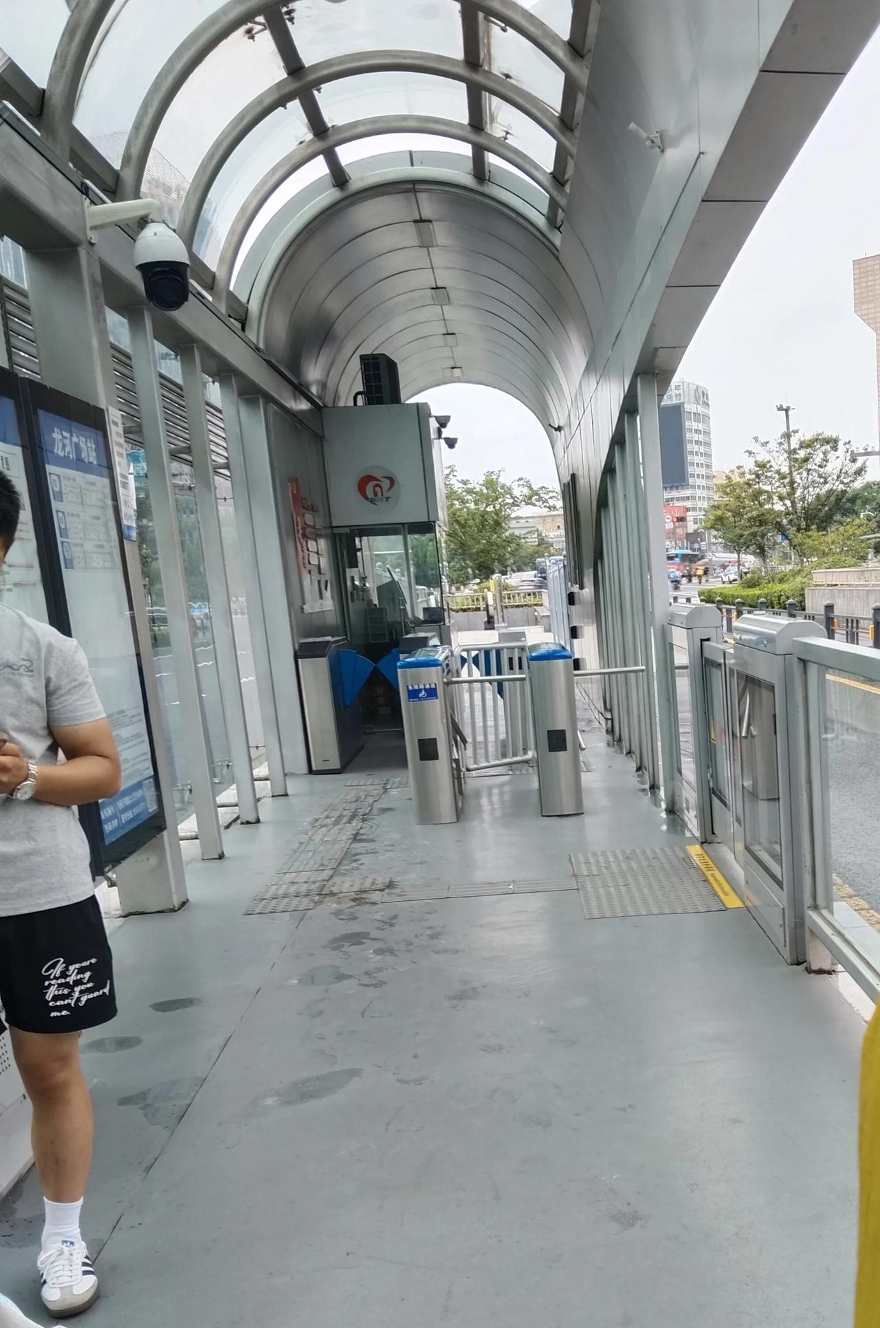 我陪着笑脸对他说：快了，马上到了，而且BRT才2块钱一个人，车子又快又舒适。其实