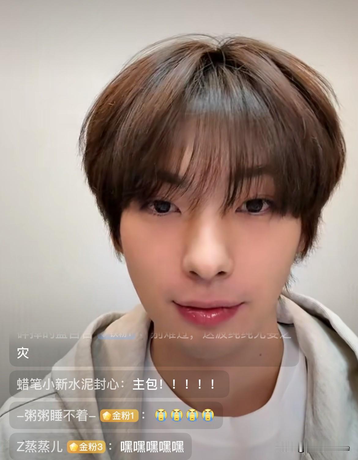 1月10日，颜安开直播辟谣！颜安这点值得提倡，建议男艺人们跟颜安学习，不要工作