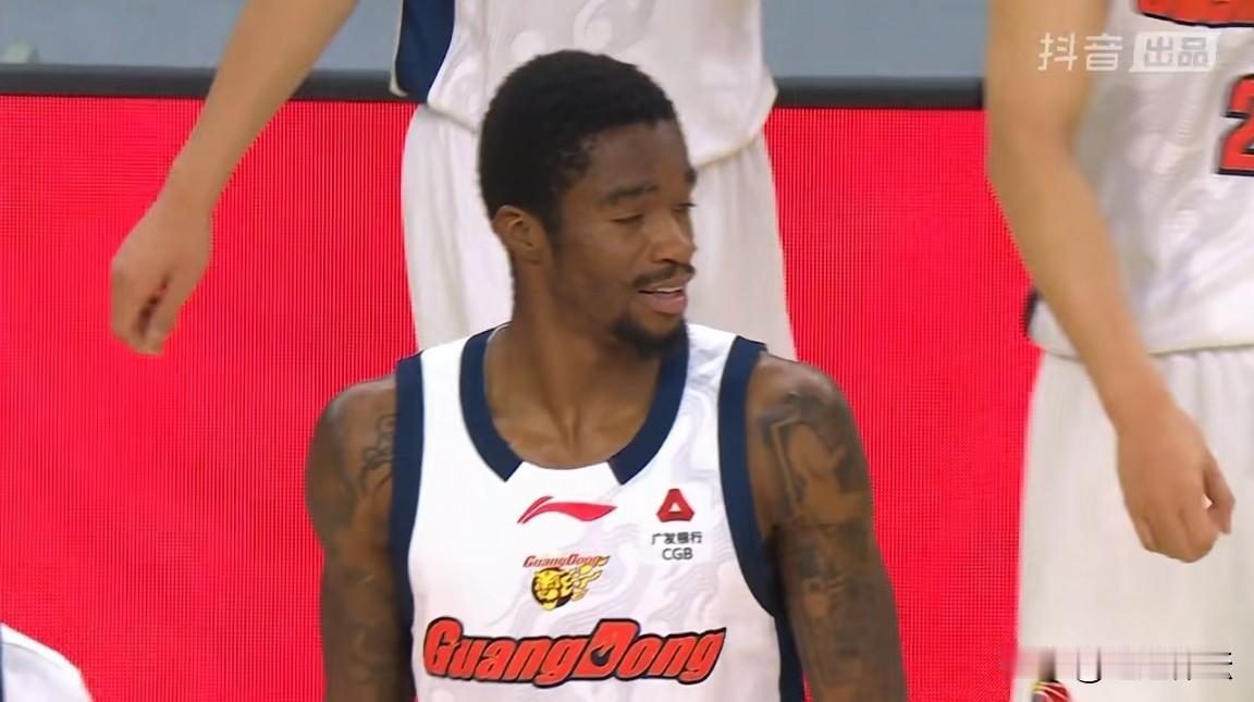 CBA俱乐部杯，上海对阵广东的比赛正在进行中，上海领先广东10分左右！从比赛场上