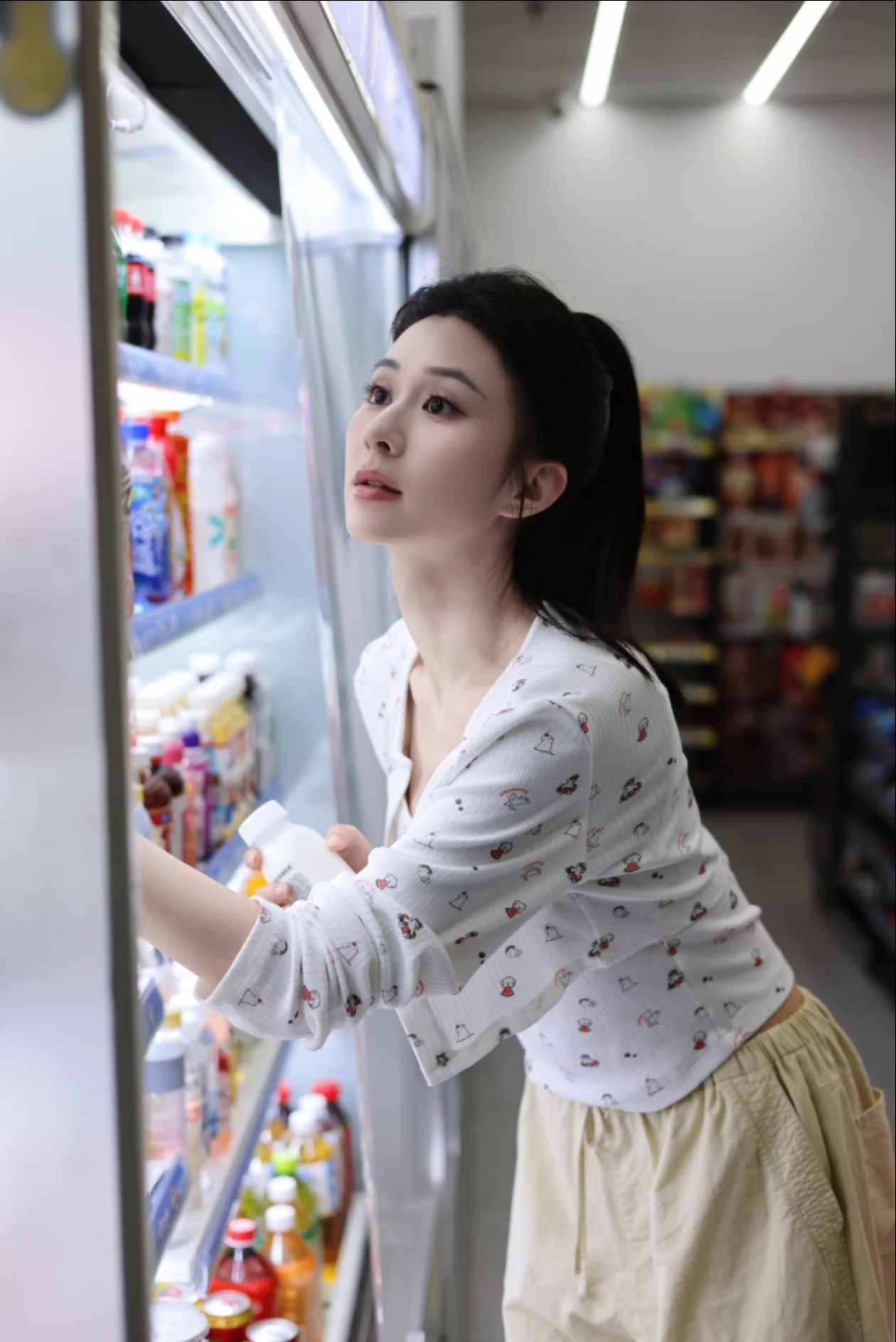 关芯[玫瑰]说给关芯听芯芯大宝贝，把你的玉颈伸直，我要掐掐它。我掐的