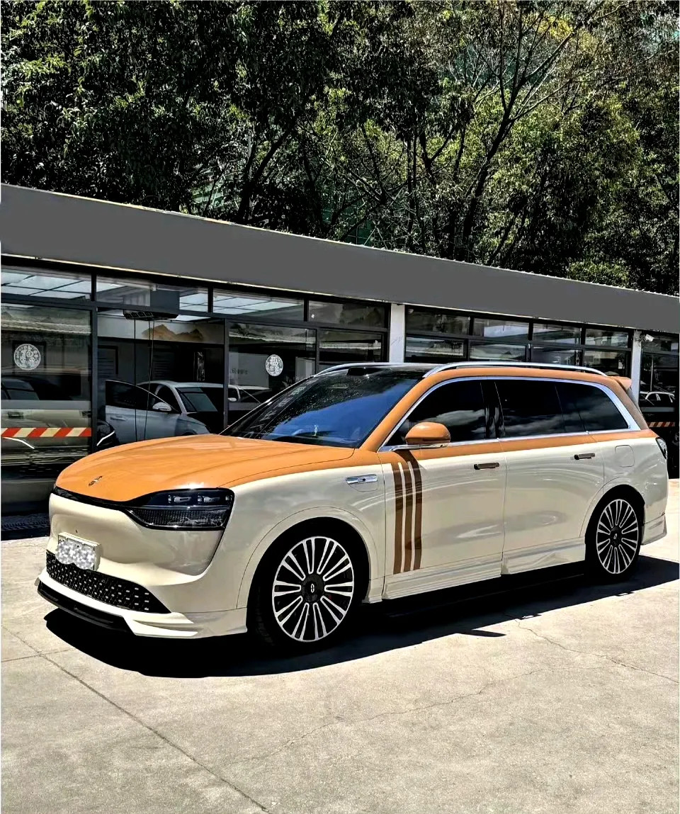 米色配焦糖棕色问界M9，这一下就显得高级，惊艳了！​​​