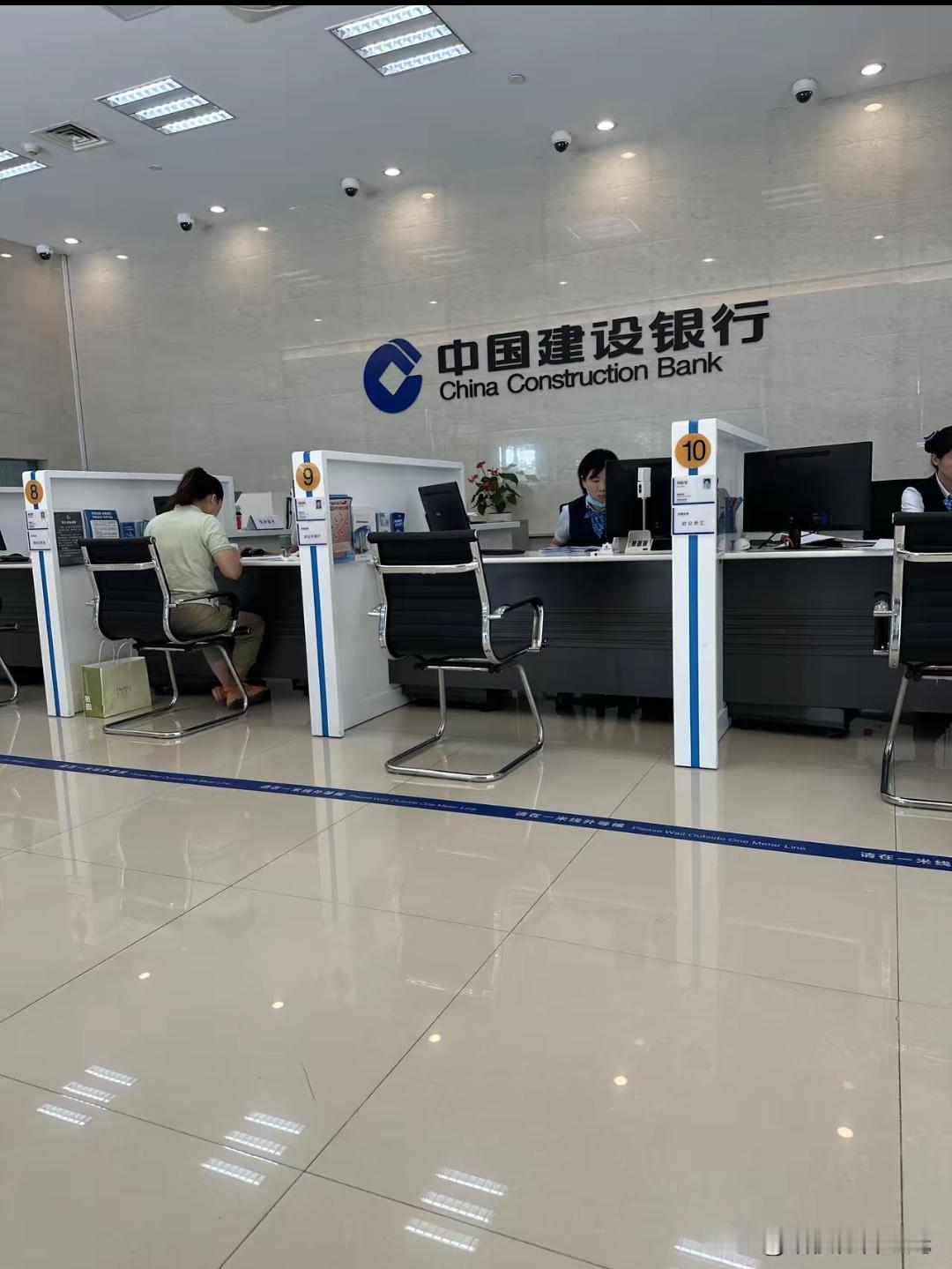 昨天我接到了一个电话，问我要不要贷款，我觉得是骗子，我就随口说给我贷100万