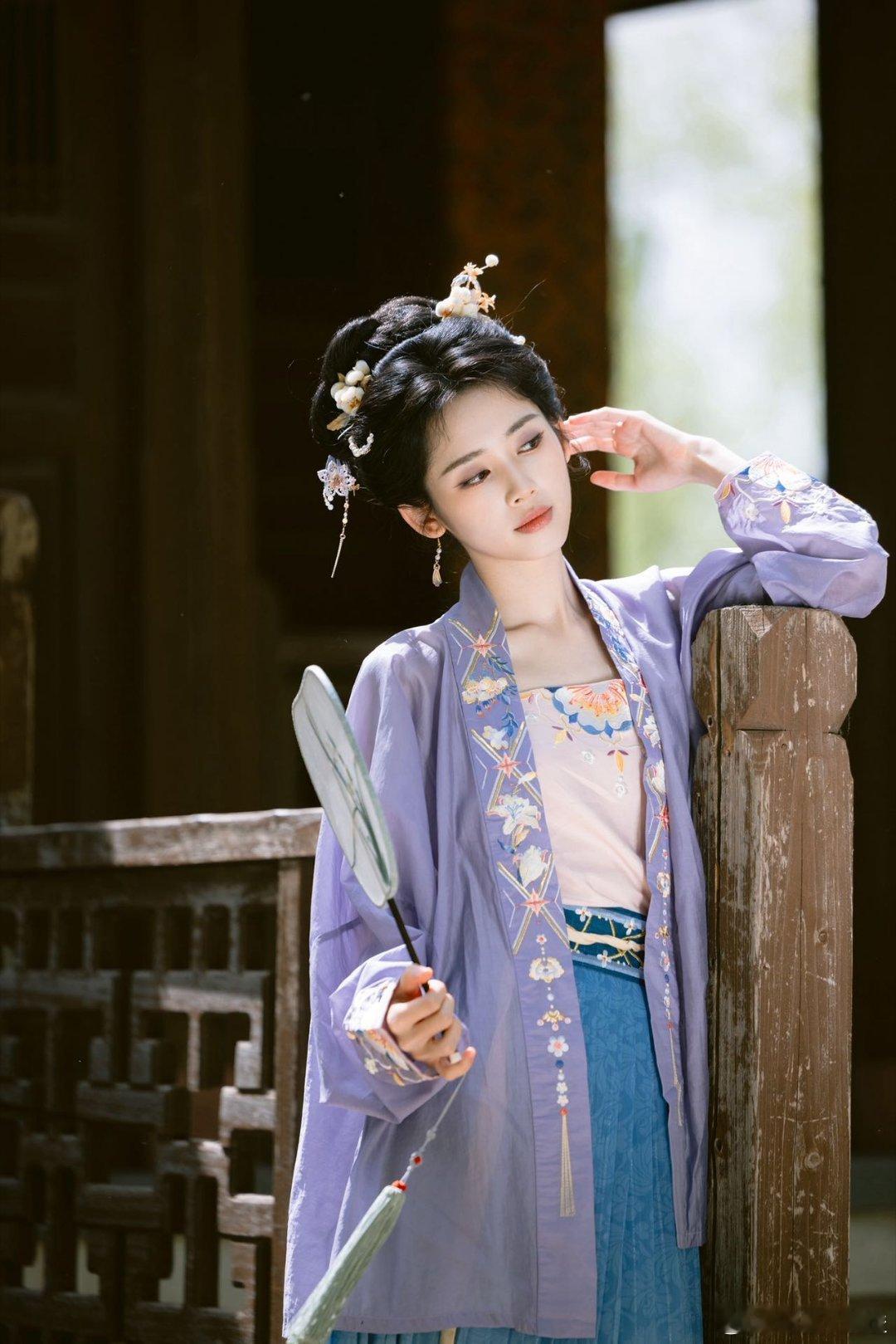 鹤秋古风大片美如画有被紫色束发汉服妆造惊艳到！发髻高挽，眸光如水，甜美俏皮又