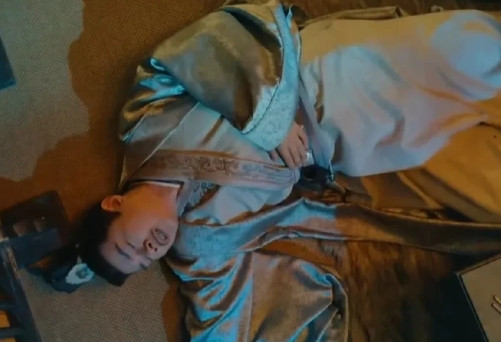 《折腰》蛮蛮父亲眼睛被药瞎了！在他得知乔越要与刘琰结盟这天，这天乔越约他喝酒