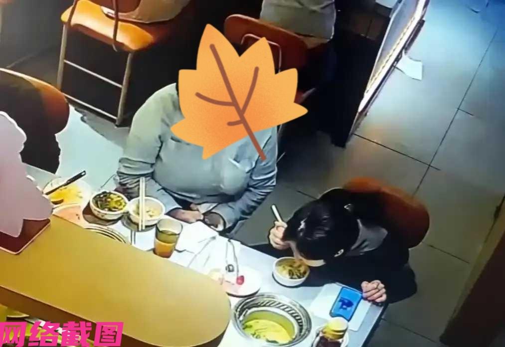 陕西有女子去店里吃火锅，却因吃菜过程里手机没有拿稳，掉火锅里了。此刻女子慌忙