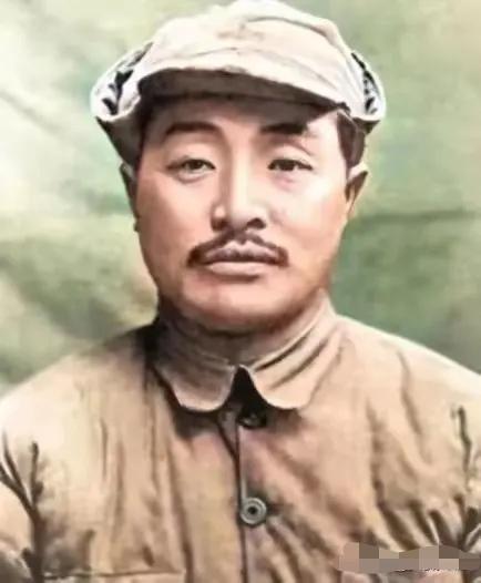 1939年，贺龙打算提拔自己的老部下担任旅长，上报之后，伟人却突然反问一句：那个