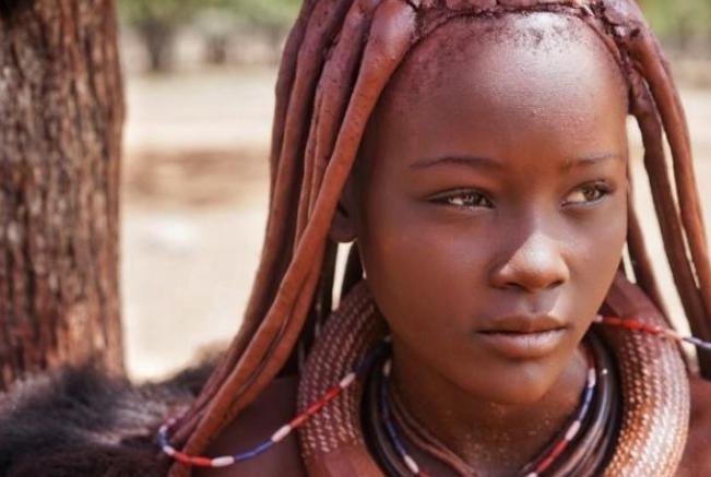 这里的女性以赤裸上身为美，男性平均活不到15岁，去世后所有财产包括妻子和孩子都由