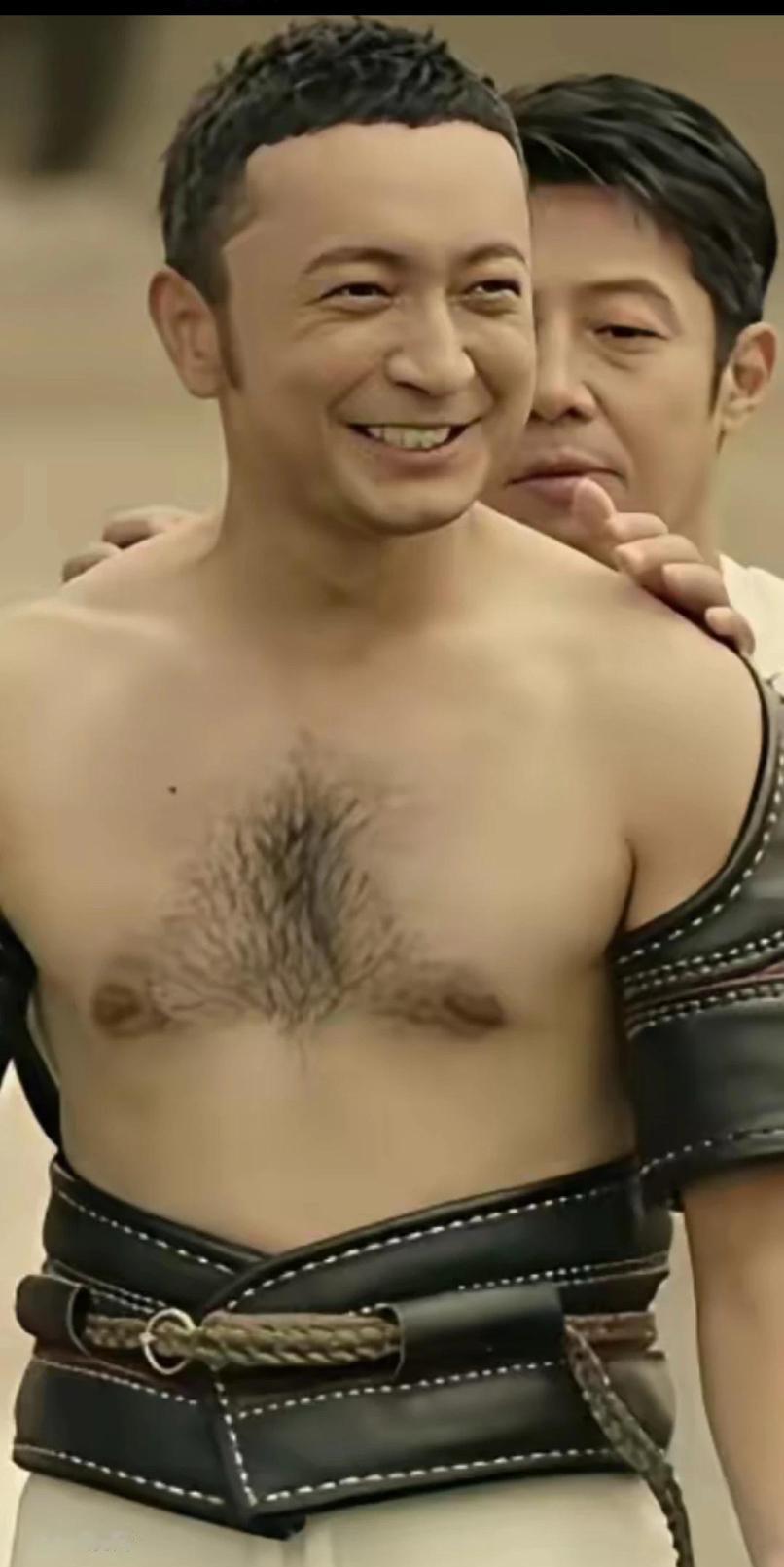 都被尼格买提给骗了！舞台上总是一副文质彬彬，温润如玉的样子，看似弱不禁风的文弱书