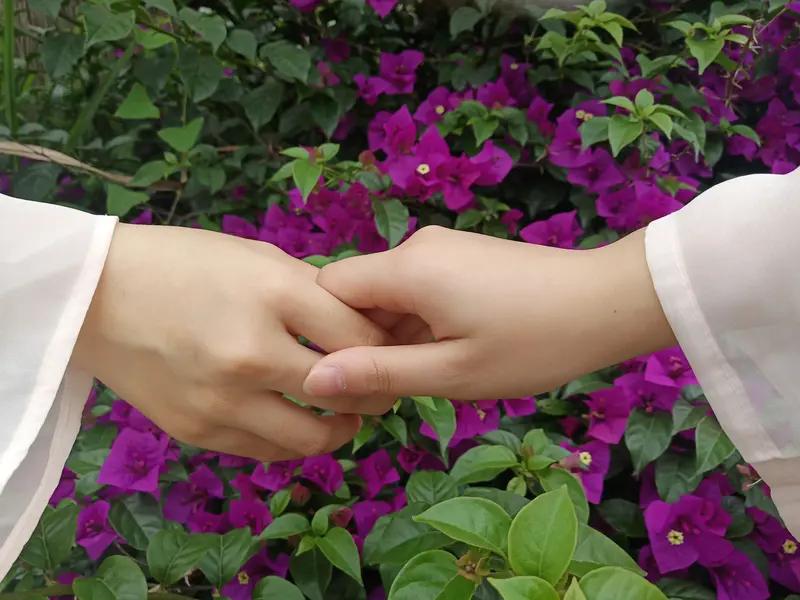 上联：笔端写尽痴心语；下联：指尖弹遍缱绻情。