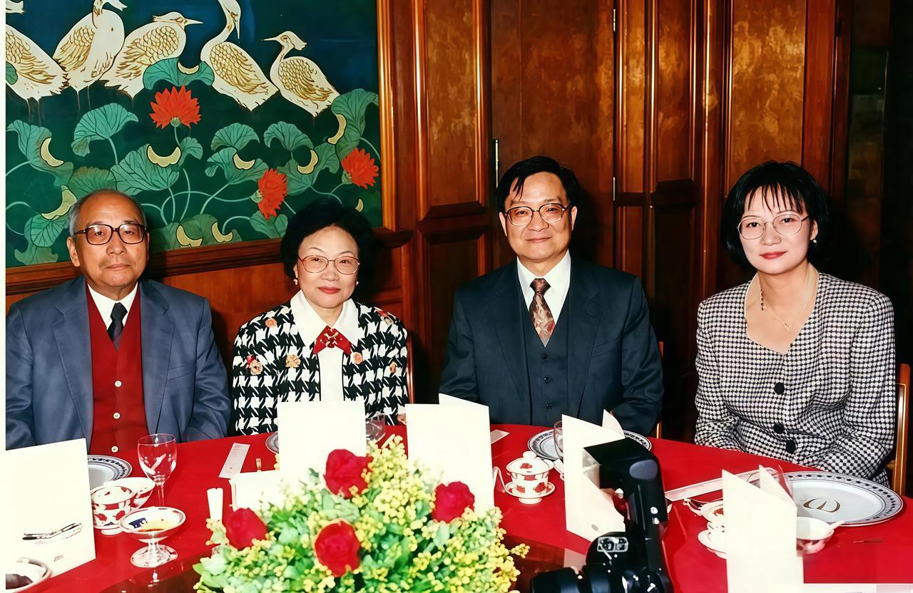 查济民比金庸年长十岁，按海宁查氏的字辈，他还是金庸的族叔。两人同出浙江海宁袁花镇