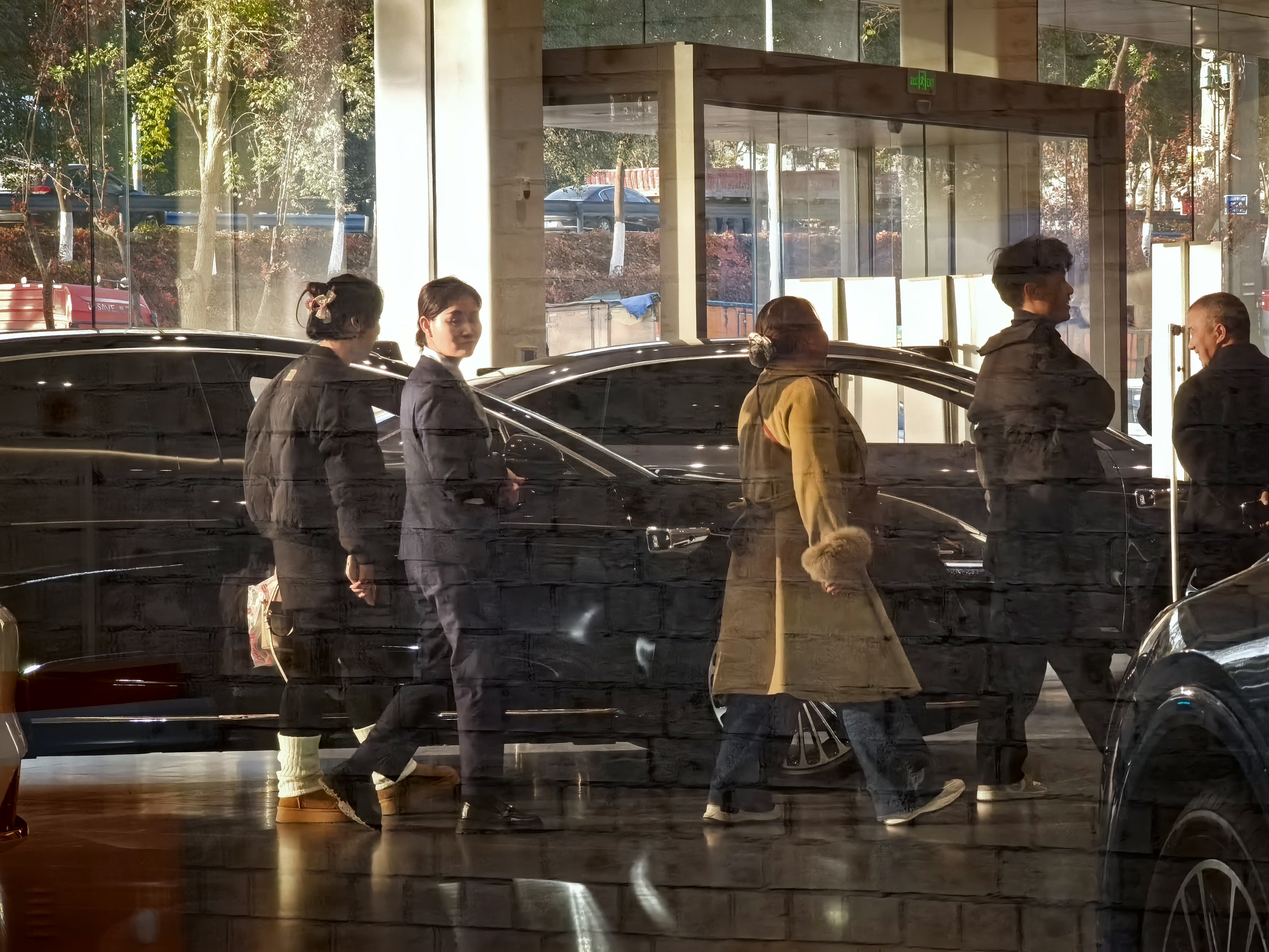 刚来了趟鸿蒙智行，有家人在看享界。还有一个人体验S9试驾车去了。新款S9、S9T