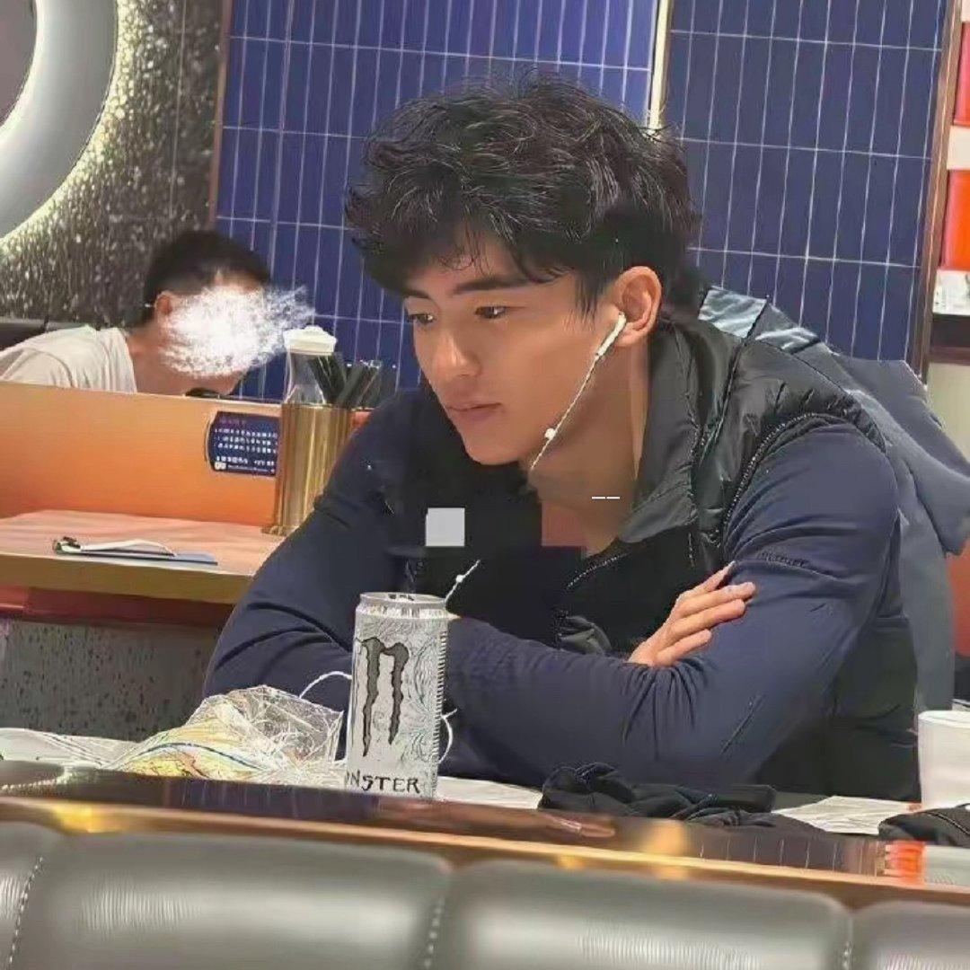 谢霆锋儿子是因为发型自然卷原因所以挡住了部分颜值，当网友给他换了个发型，你们看像谁​