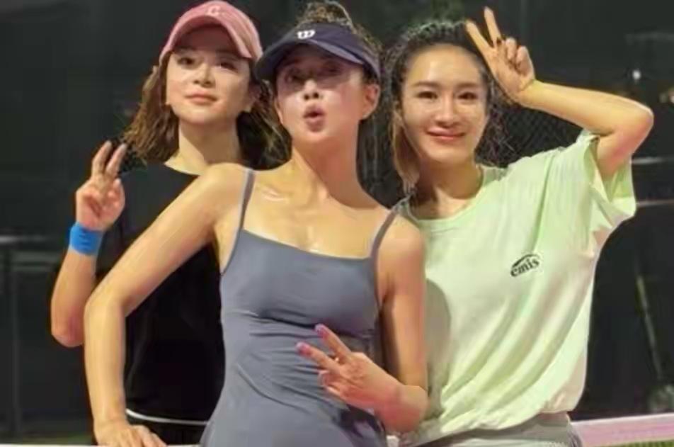 46岁的殷桃罕见晒出私人动态，和好闺蜜深夜打网球的照片太吸睛！她穿时髦细肩带运动