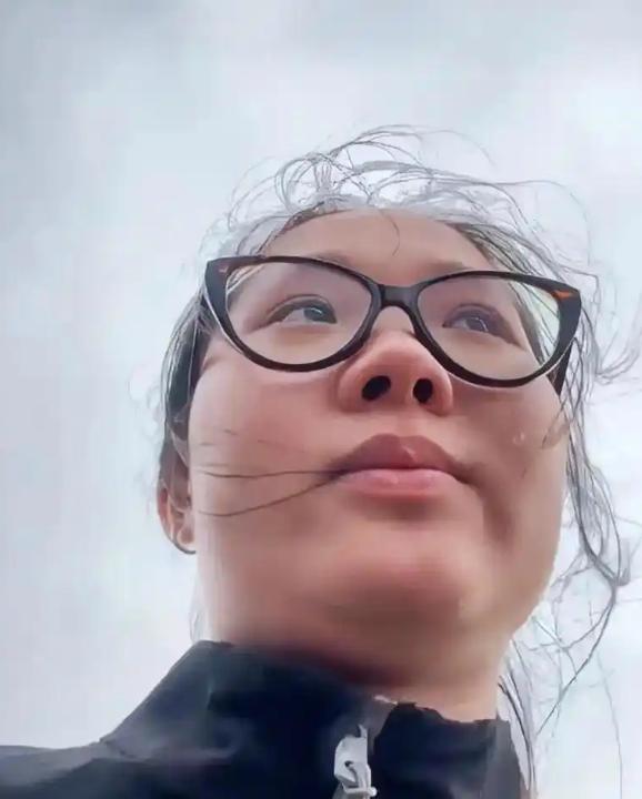 网上有条评论特别扎眼——“以后襄阳的活，绕道走。”就因为这一个老太太，几百万襄