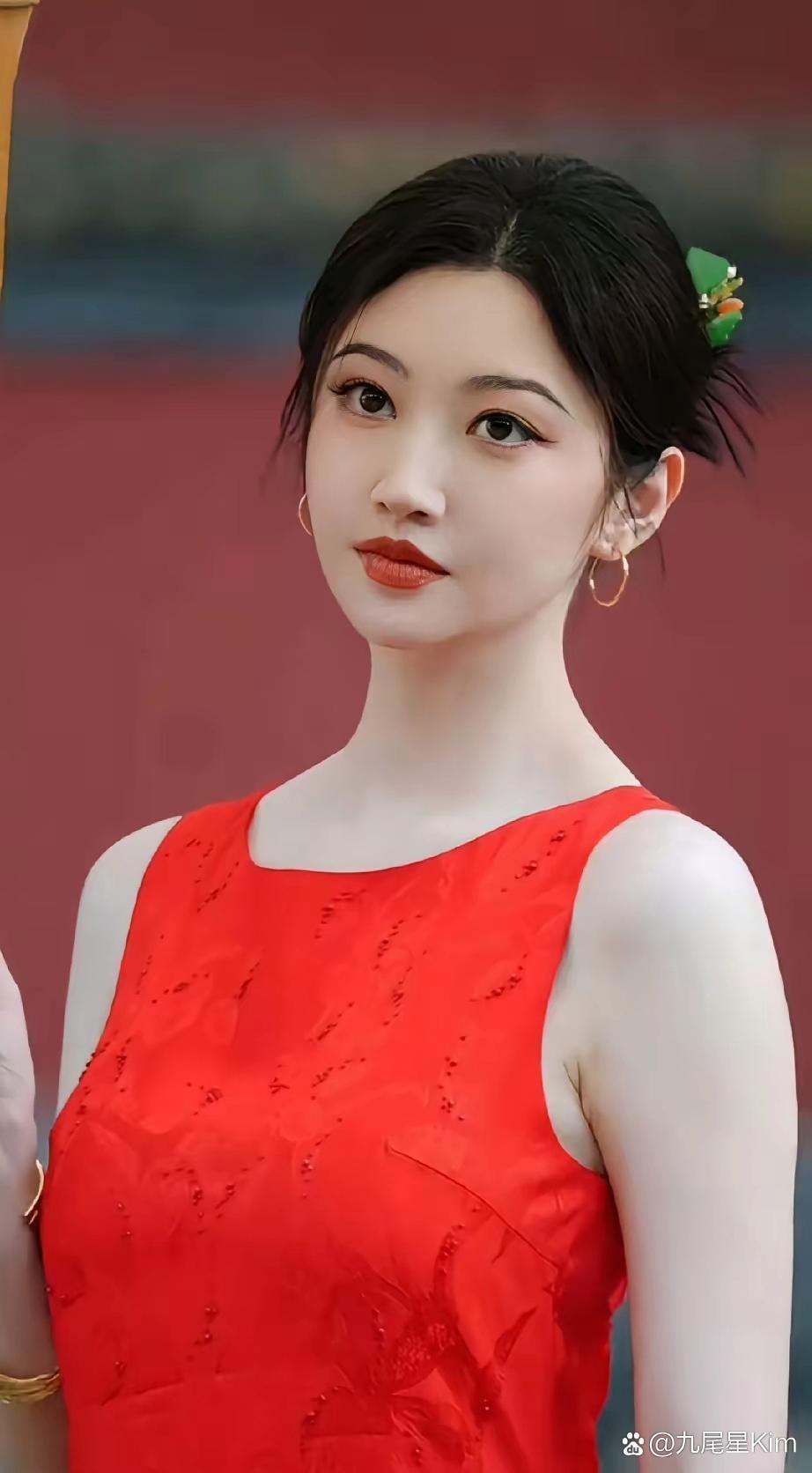 眉妩·咏景甜翠眸涵星彩，秀骨凝华，芳艳自天付。艳质非轻媚，嫣然处，雍容浑如琼树。罗衣漫举。看笑涡、春