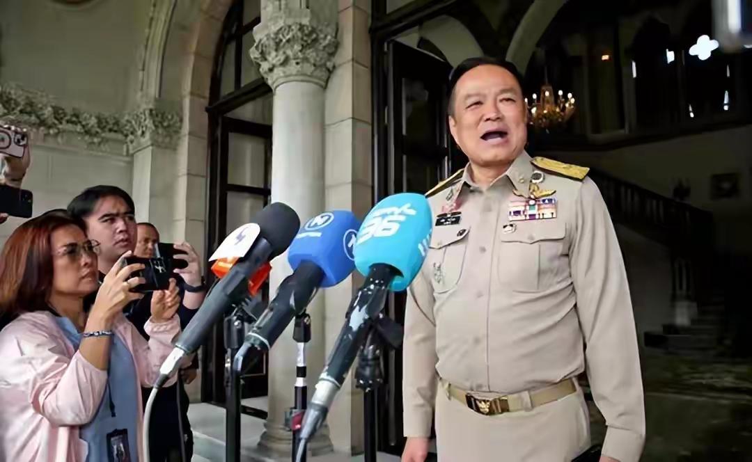 ​泰国人民党信心满满的，他们决定参加2026年的总理选举，这时候对他们来说是个极