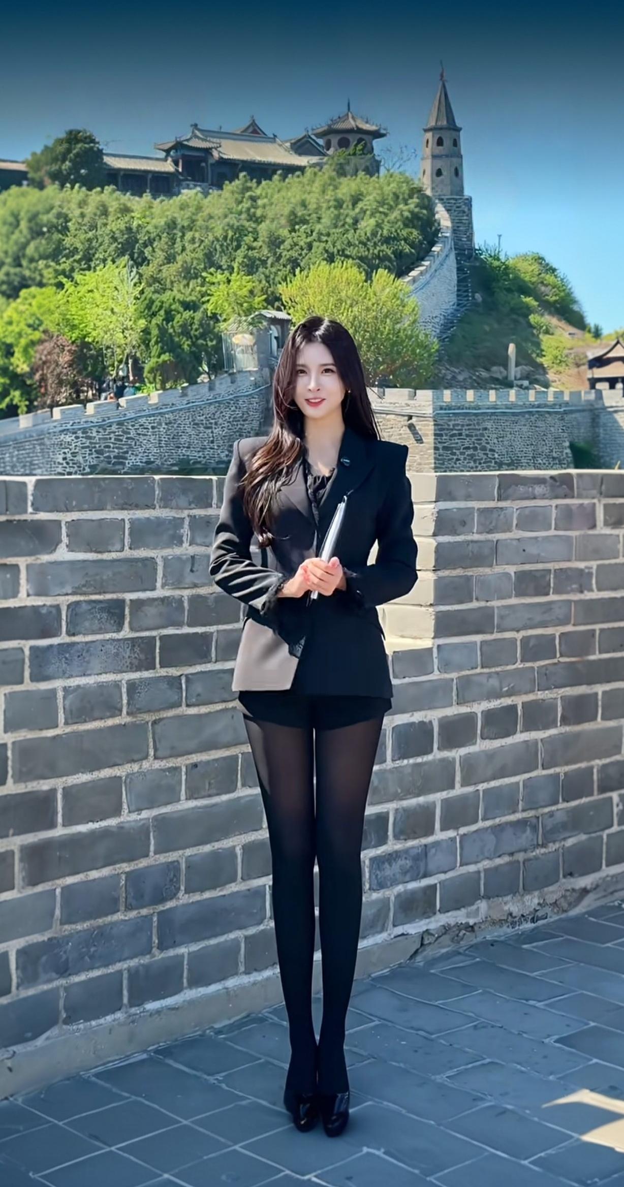 在古城墙下，穿正装的小仙女，打卡打卡！📸👗🏰