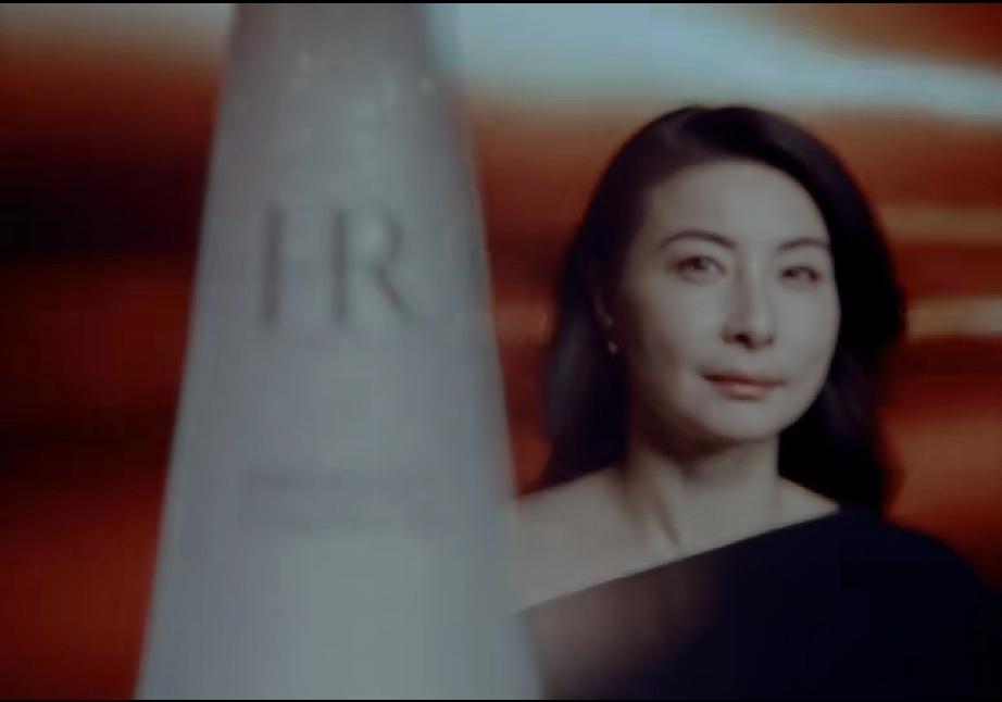 王菲年龄太大被淘汰了，郭晶晶取代她接拍了赫莲娜的新春大片，有种不一样的气质!