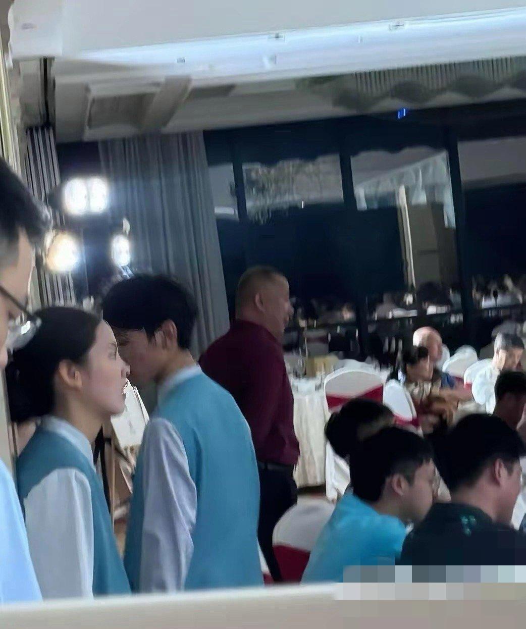 谁能预料到，这个服务员，将来会成为一个大明星