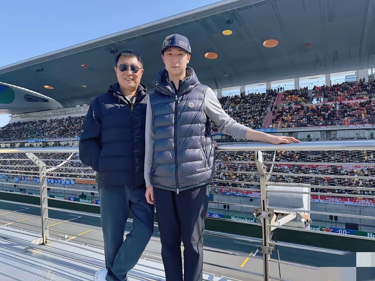 林永健带儿子现身上海看赛车，父子共用一张脸，一看都是亲生的，长得太像了！镜头下