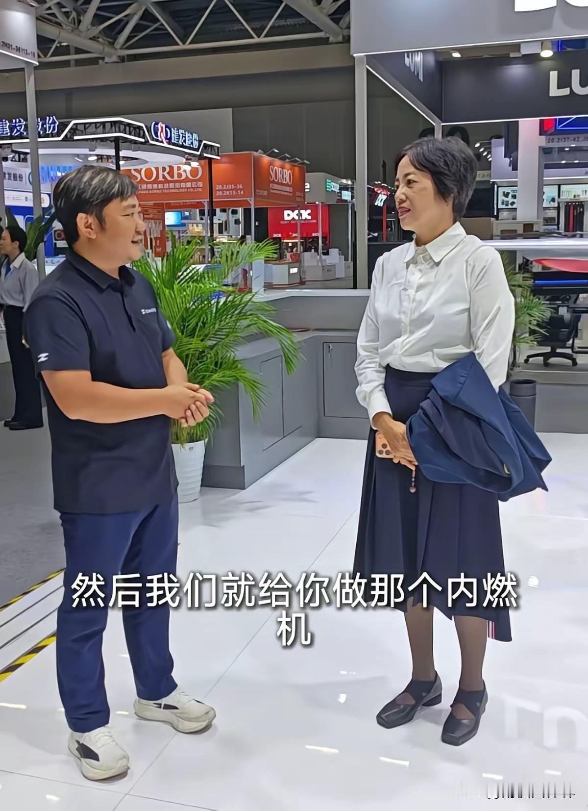 发现一个有意思的细节。张雪在广交会主动拦人推销这件事，很多人看完只记住了脸