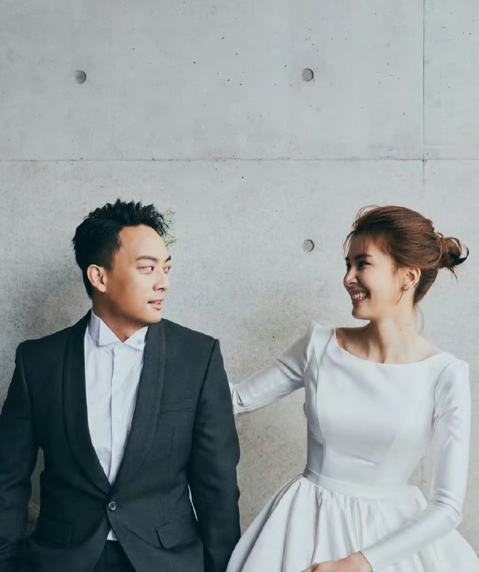 才知道曾沛慈已婚有老公了好像还是个音乐人。小时候还幻想过她跟汪东城结婚呢