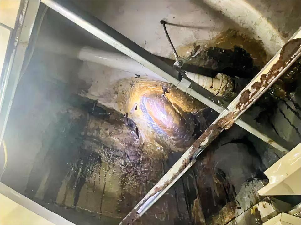 缺德！改隔断房害整栋楼遭殃，谁家能忍这种日子？广州越秀一个小区里，顶楼住户把