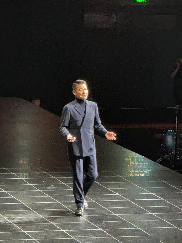 这次刚好不去发布会就碰到华仔要唱歌啊[哭哭][哭哭]刘德华问网友想听什么刘德华将