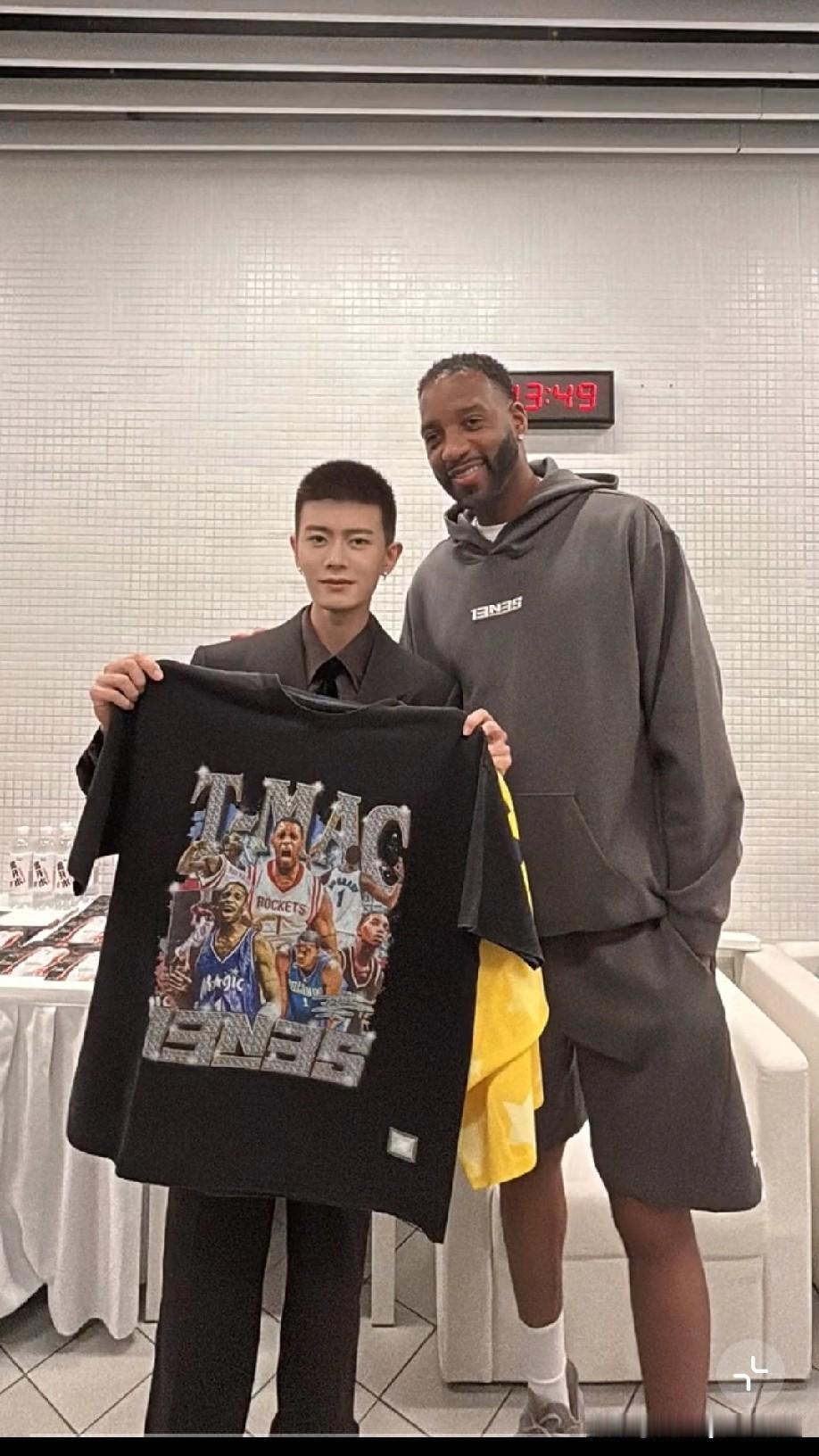 看国超和麦迪同框也太有反差萌了吧！外国友人这高大身形往旁边一站，任嘉伦直接