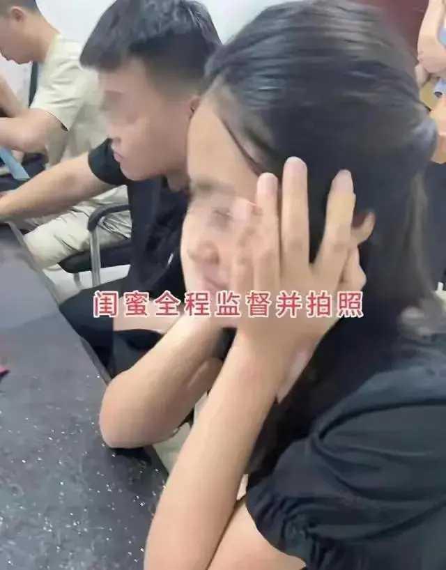 江苏一对年轻夫妇离婚。女子的闺蜜也跟着这对夫妇到民政局。并且，她全程监督并拍
