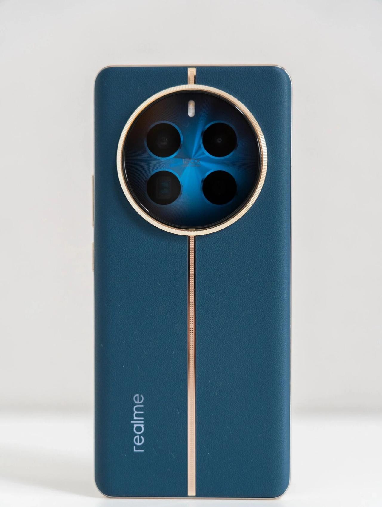 真我12Pro+上手体验，小编说说真实感受1599元的潜望长焦？这么卷让红米怎