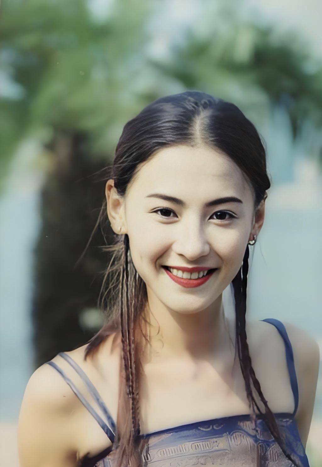 43岁，和20岁同框没输。张柏芝最近悄悄揭了底：她梳妆台上，几乎没有贵妇面霜。