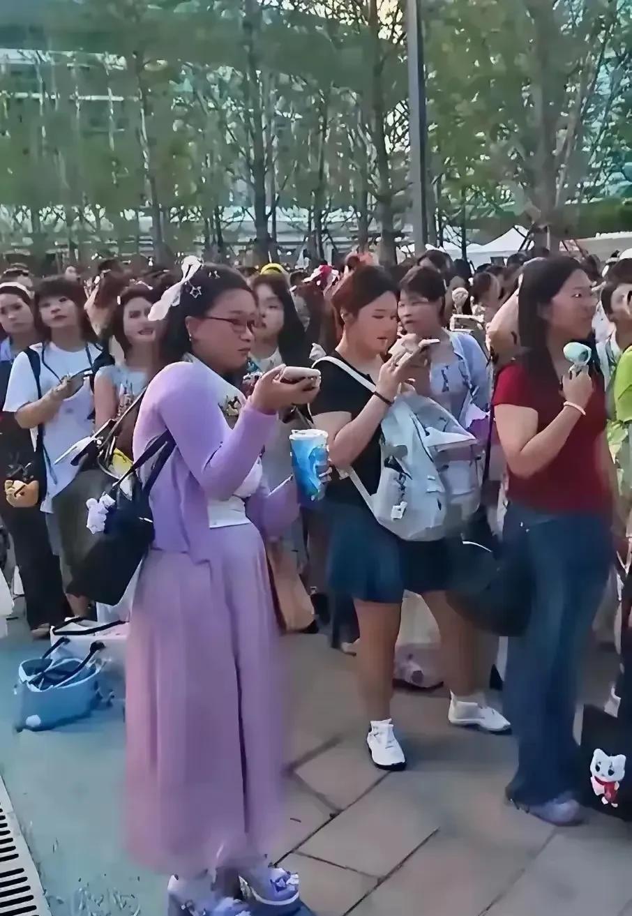 资本就赚女人小孩的钱，无孔不入。所谓的时代少年团，圈的就是这群无知少女，既无颜值