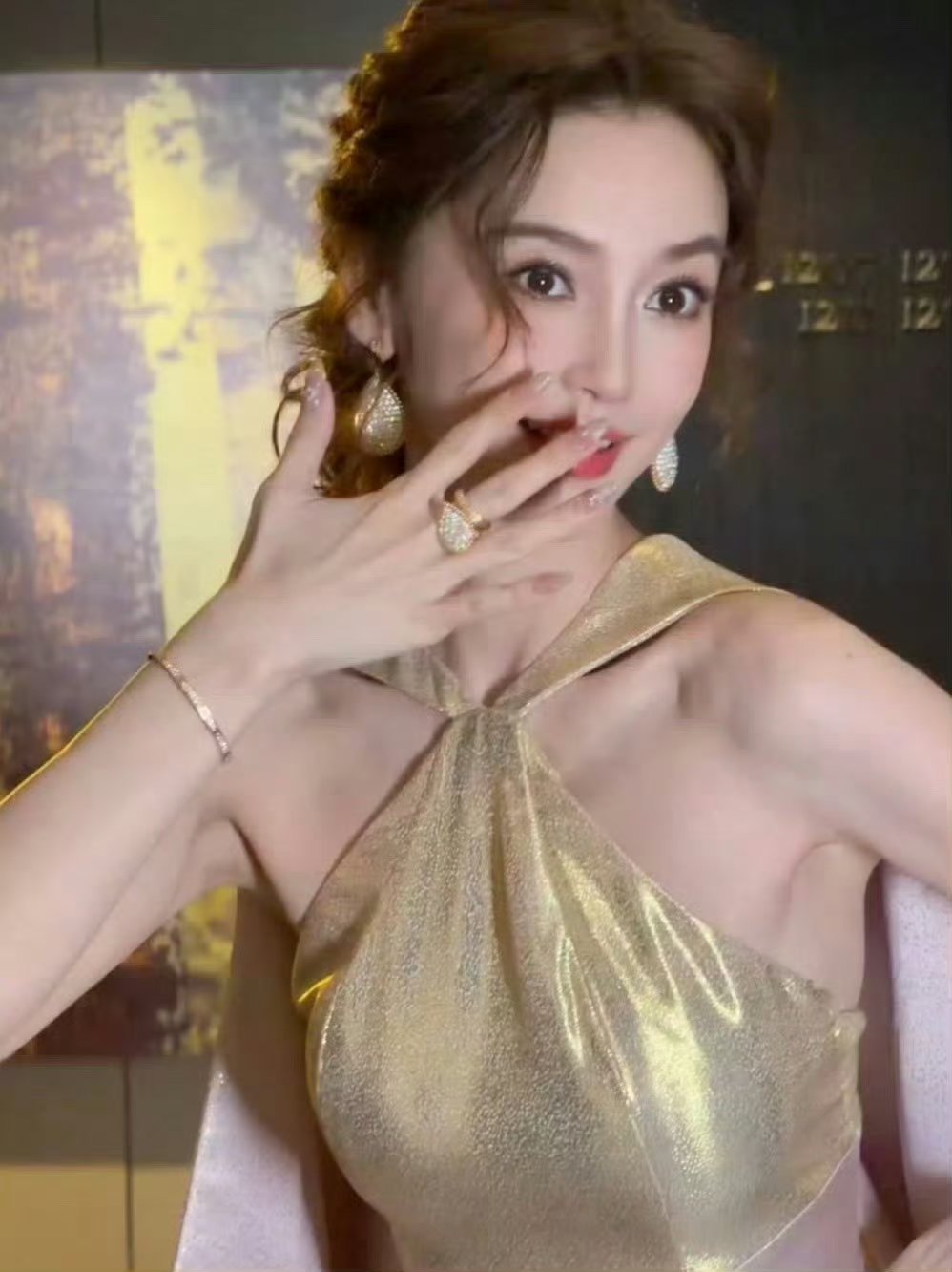 Angelababy金粉裙时隔两年Angelababy再战红毯，时尚女帝的第13