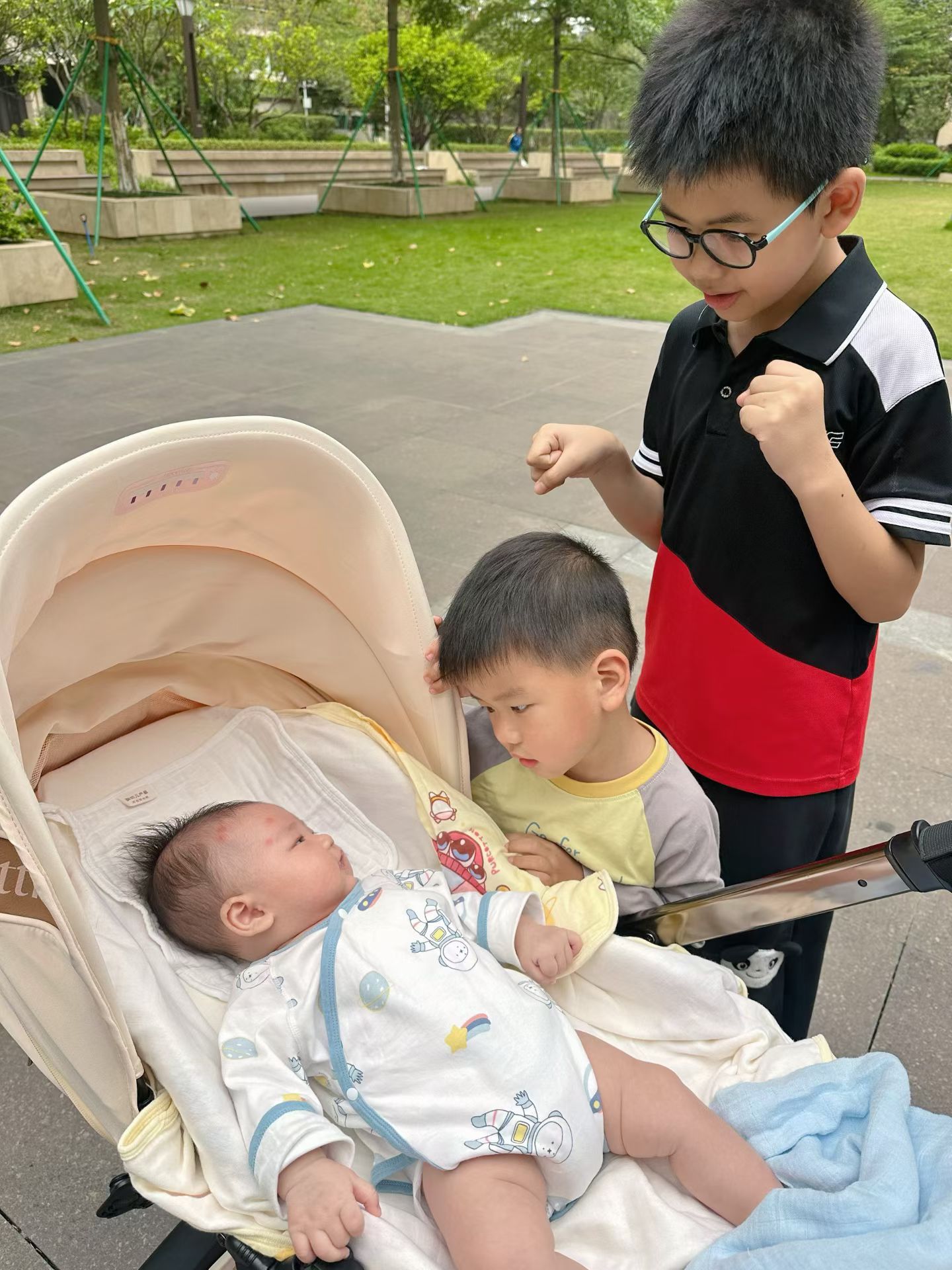 小爆爆的小姨是个养娃小达人，两个儿子，没有请月嫂，也没有爷爷奶奶帮带，养第一个娃