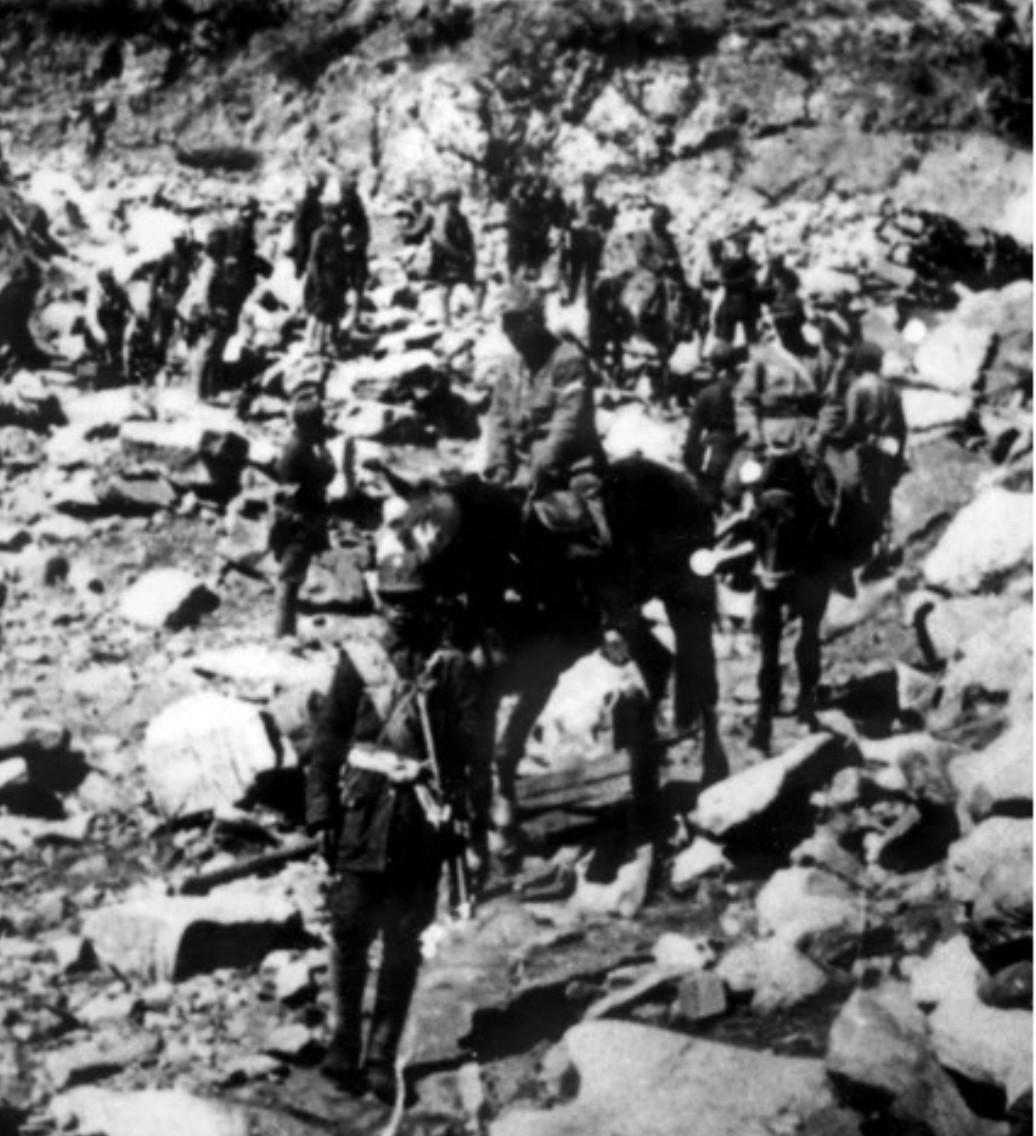 抗日战争中，三五九旅在上下细腰润战斗中缴获日军战马，建立起骑兵大队正在行军。#新