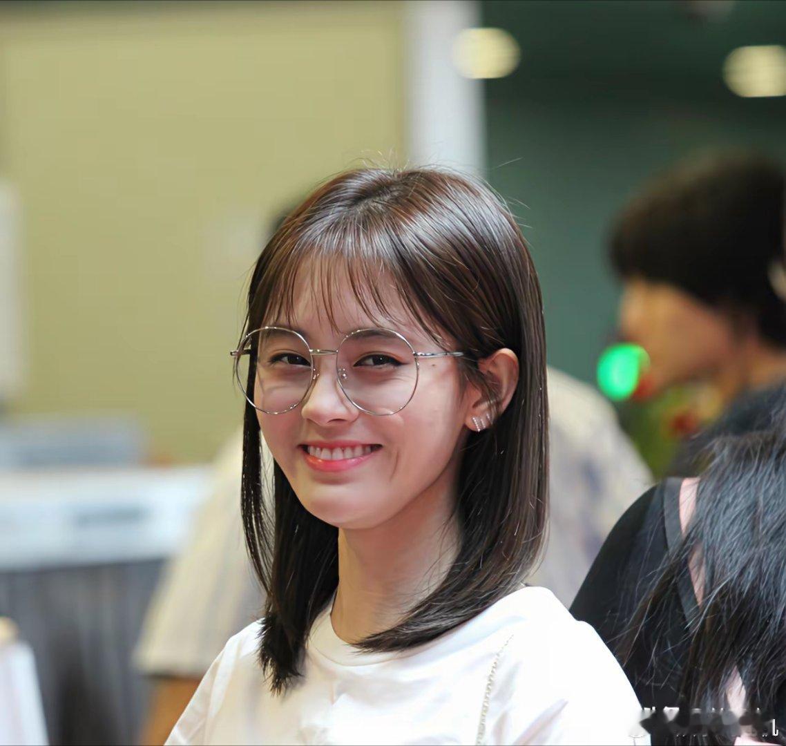 终于有人说实话了鞠婧祎长成这样，到底是怎么火的？你看她一米五的个子，长相顶多算是