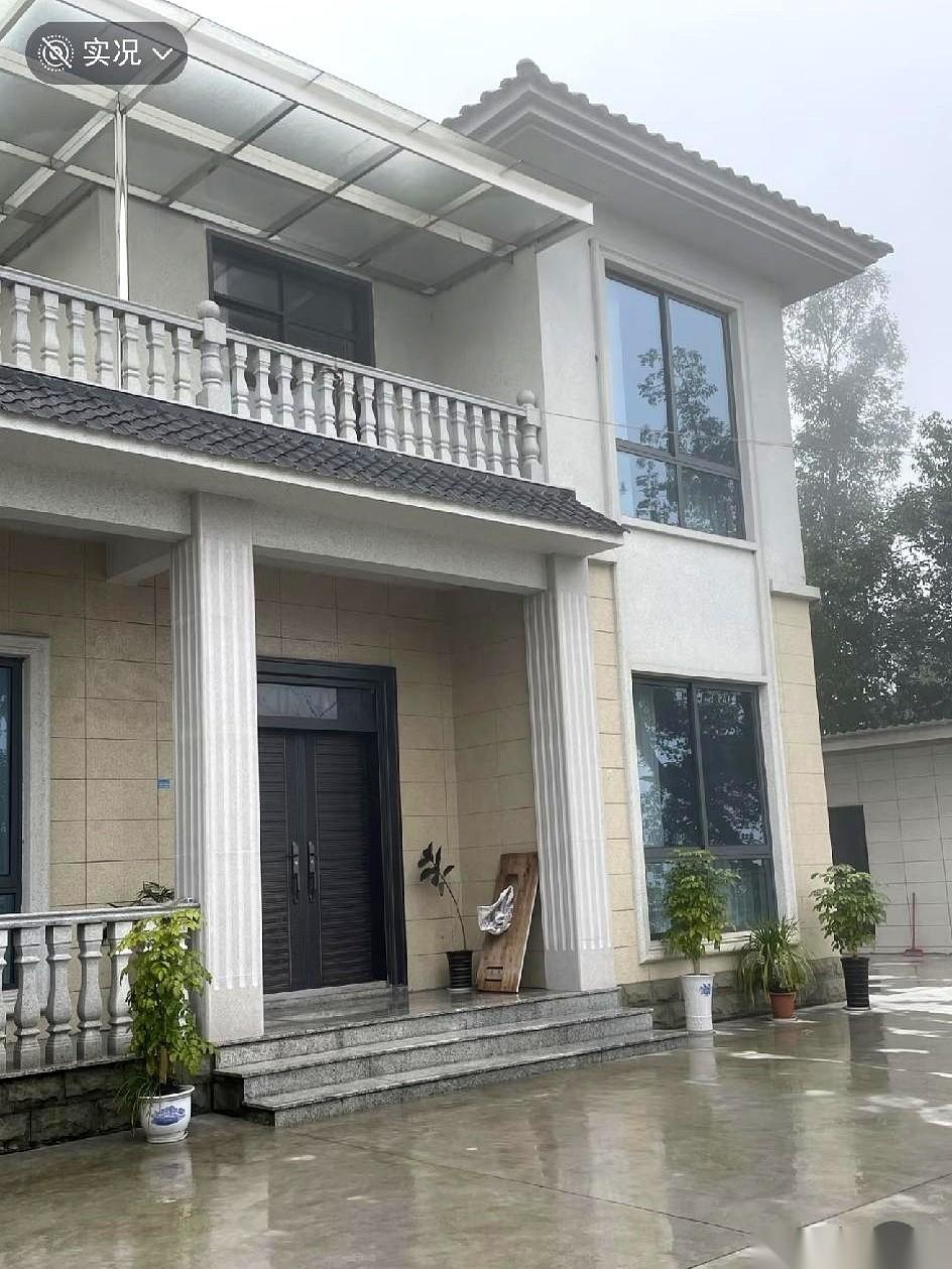 亲姐掏出四十多万给爸妈在乡下盖了栋两层带院子的小楼，房产证落的是二老的名字。弟