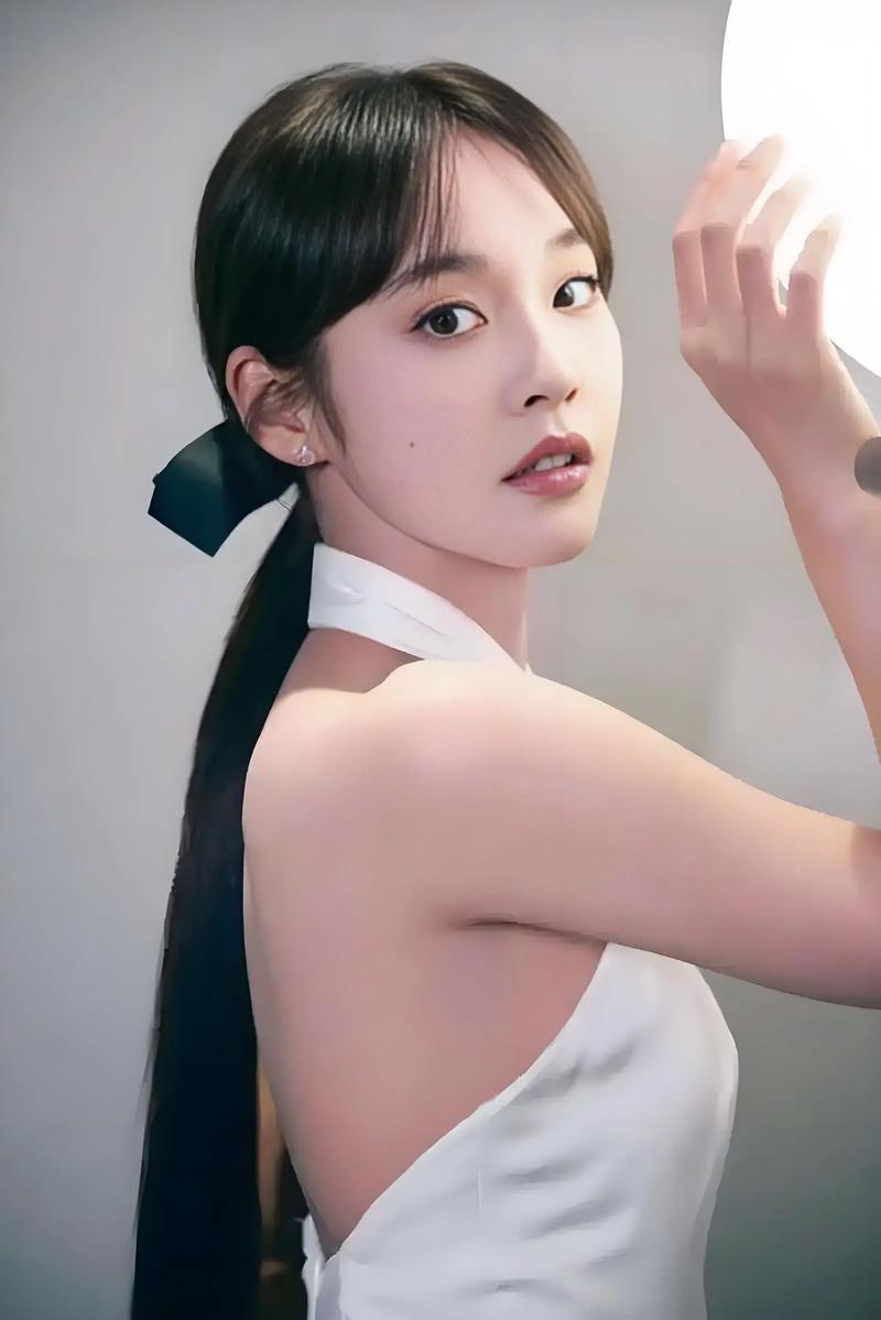 张佳宁与新男友路边对峙？张佳宁与高至霆疑似已分手。张佳宁曾称：为什么要结婚，一个