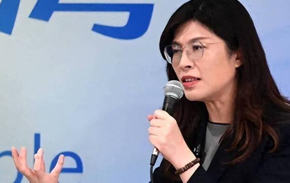 国民党内终于有人公开反对郑丽文了！第一个跳出来的是台南市议员蔡育辉，他曾拍着桌子