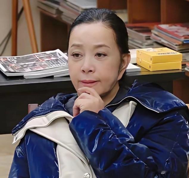 其实刘晓庆最显年轻的地方，是她的发际线，完全没有老年人头发稀疏、发际线后移的特征
