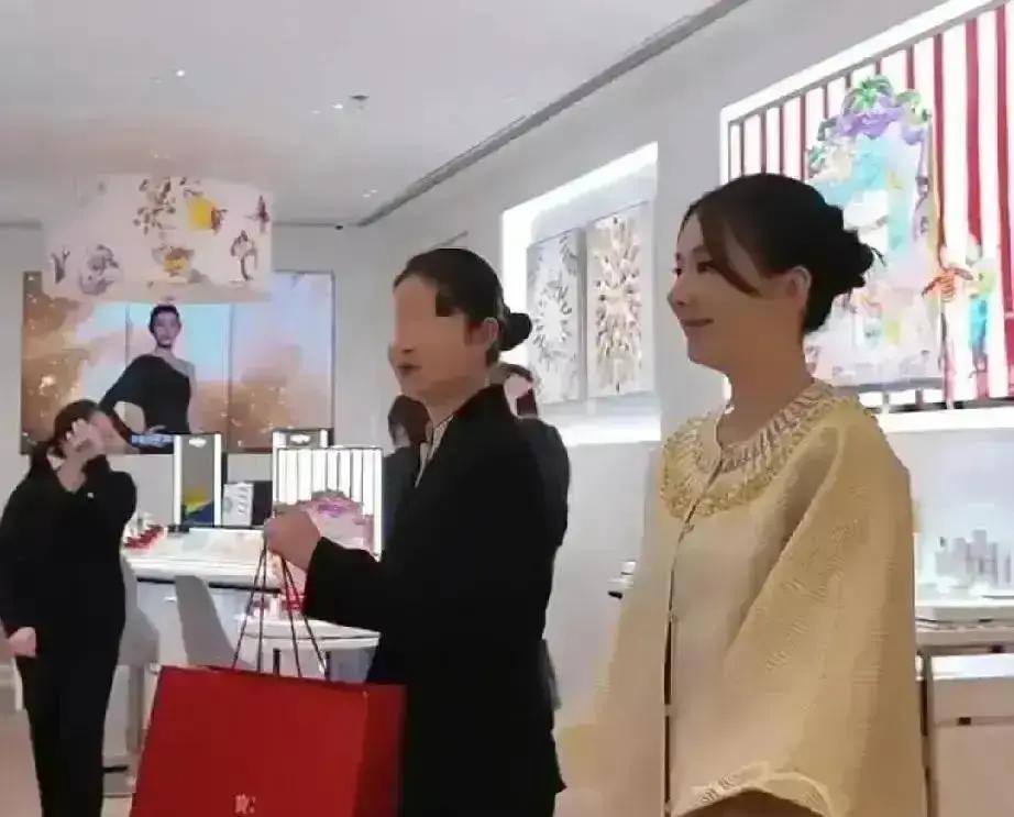 30万金镯，她刷卡没眨眼跨年夜，上海恒隆一家金店，店员说，一位戴口罩的女士